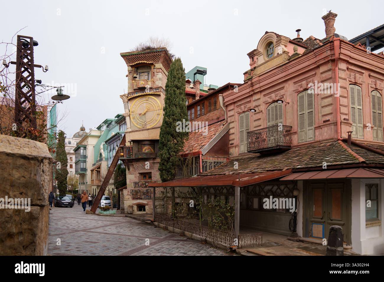 Der Uhrenturm des Rezo Gabriadze Marionettentheaters in Tiflis, Georgien Stockfoto