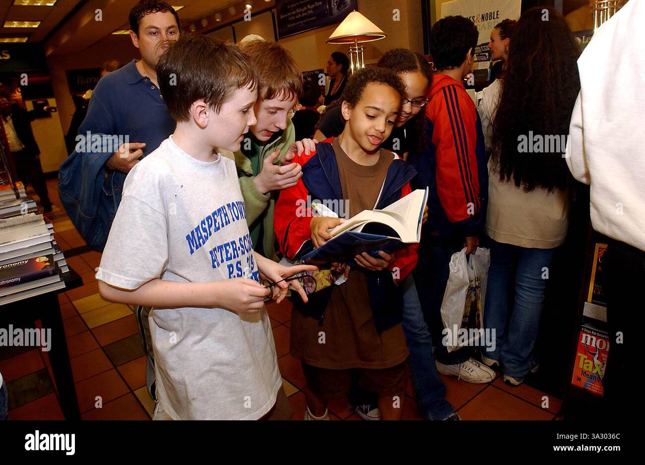Juni 2003 - K31333AR SD0620. Harry Potter Mitternachtswahnsinn am Freitag, den 20.03.2012 um Mitternacht kaufen Kinder das neue Buch. Barnes & Noble, Forest Hills, Queens, New York City. Andrea Renault / 2003(Bild: © Globe Photos/ZUMAPRESS.com) Stockfoto