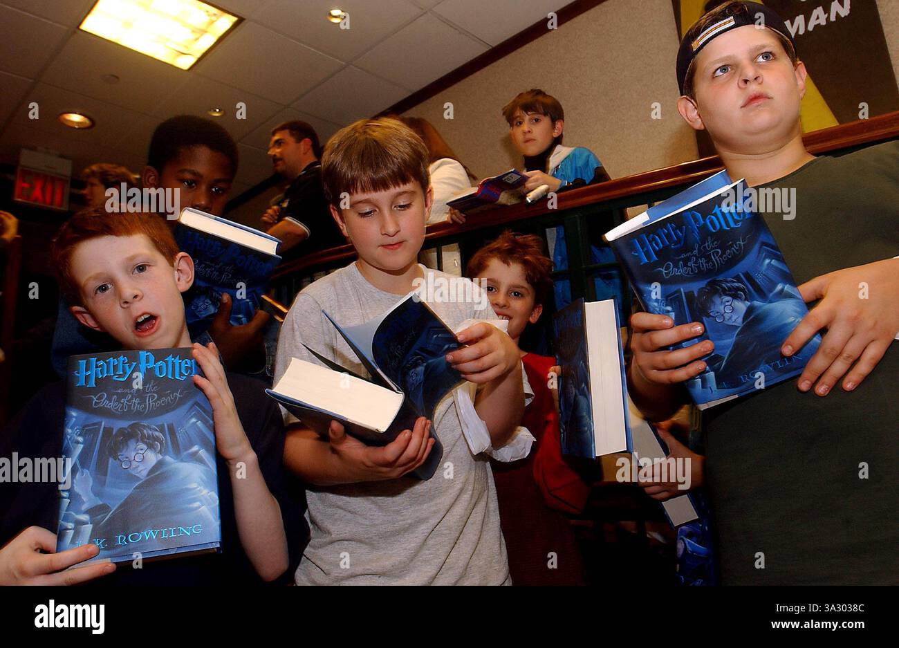 Juni 2003 - K31333AR SD0620. Harry Potter Mitternachtswahnsinn am Freitag, den 20.03.2012 um Mitternacht kaufen Kinder das neue Buch. Barnes & Noble, Forest Hills, Queens, New York City. Andrea Renault / 2003(Bild: © Globe Photos/ZUMAPRESS.com) Stockfoto