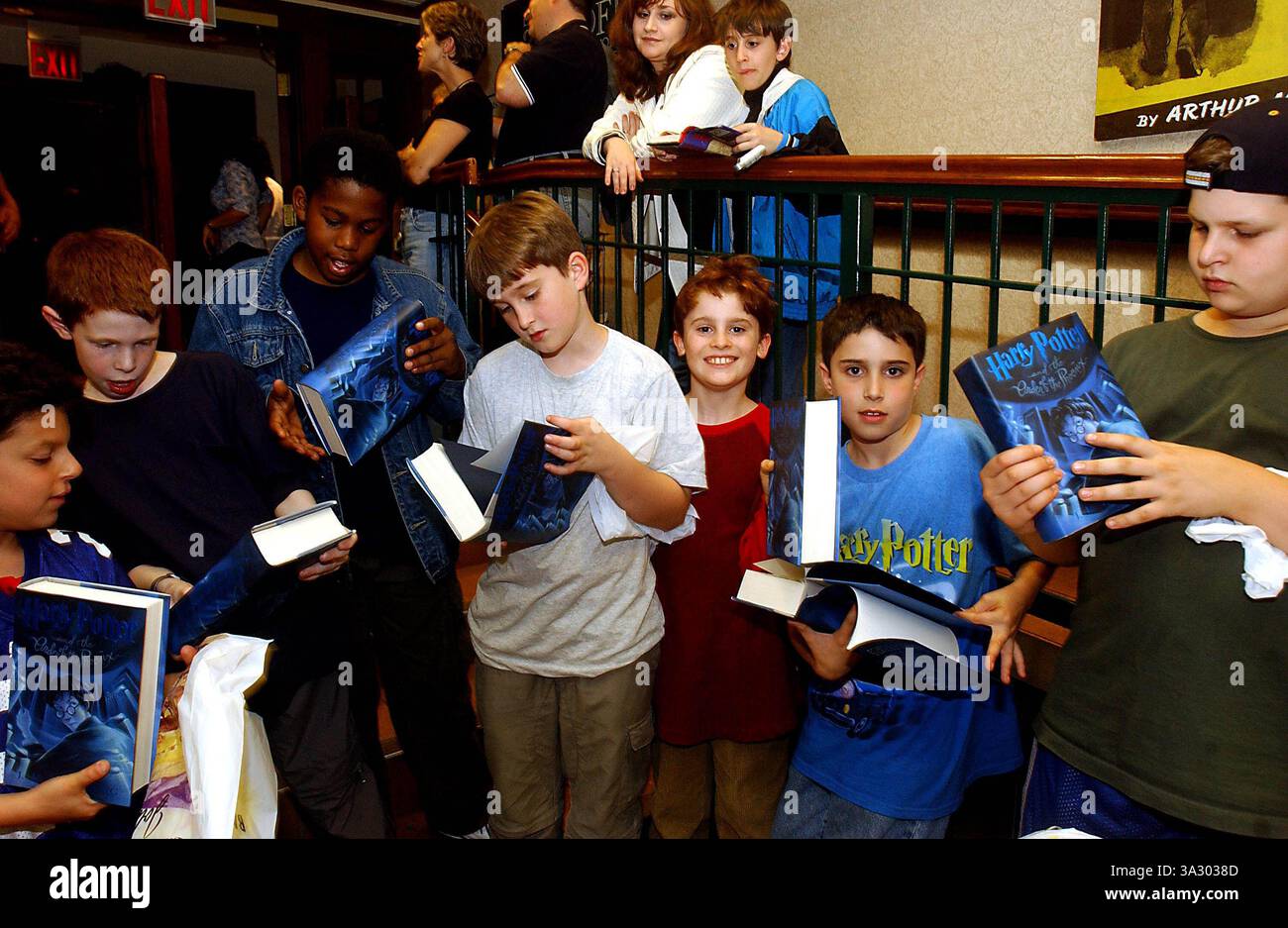 Juni 2003 - K31333AR SD0620. Harry Potter Mitternachtswahnsinn am Freitag, den 20.03.2012 um Mitternacht kaufen Kinder das neue Buch. Barnes & Noble, Forest Hills, Queens, New York City. Andrea Renault / 2003(Bild: © Globe Photos/ZUMAPRESS.com) Stockfoto