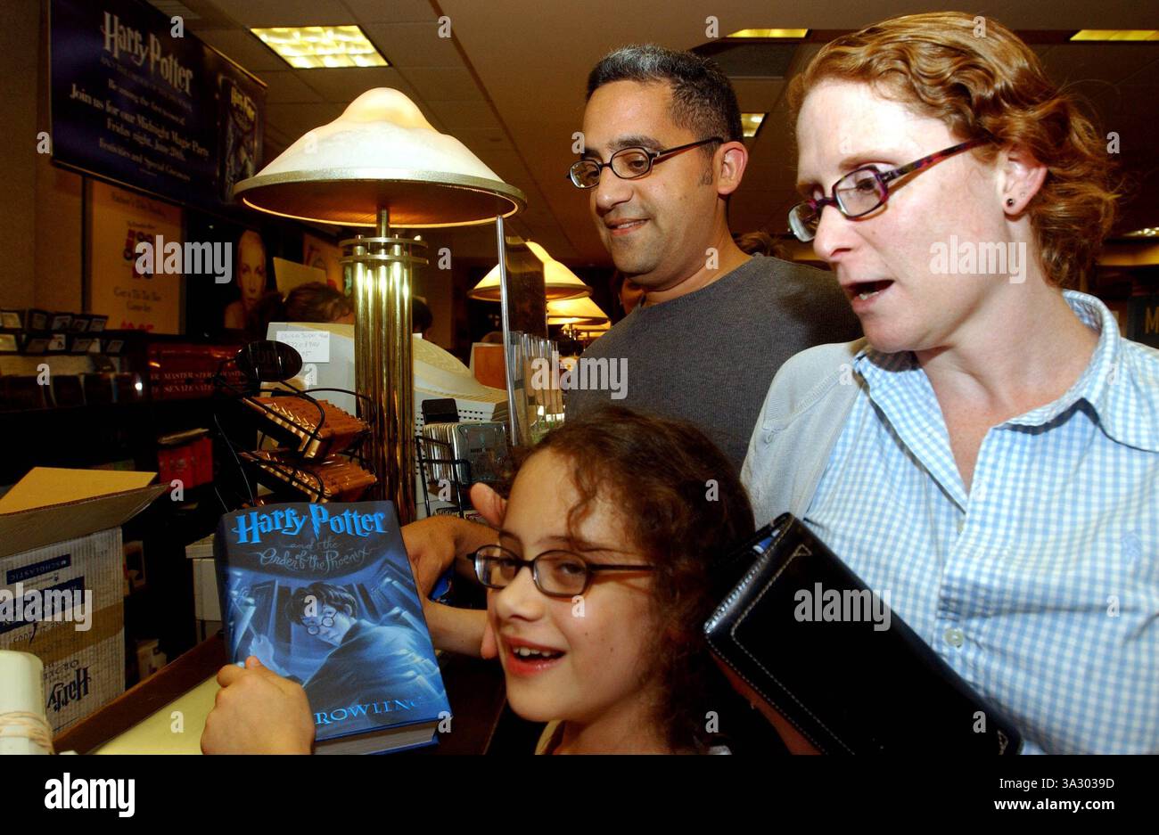 Juni 2003 - K31333AR SD0620. Harry Potter Mitternachtswahnsinn am Freitag, den 20.03.2012 um Mitternacht kaufen Kinder das neue Buch. Barnes & Noble, Forest Hills, Queens, New York City. Andrea Renault / 2003(Bild: © Globe Photos/ZUMAPRESS.com) Stockfoto