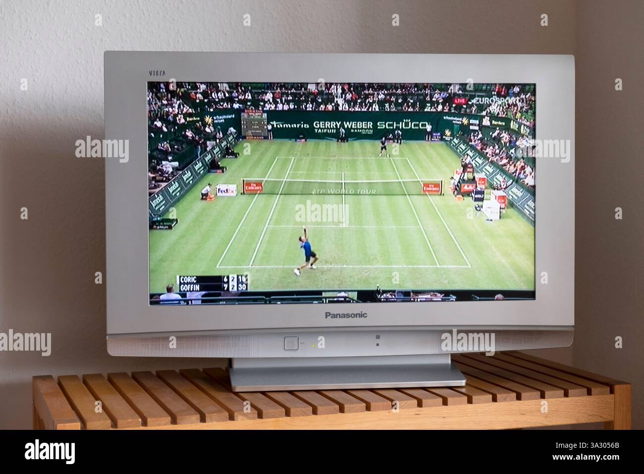Panasonic TV zeigt ein Tennisturnier auf Eurosport Stockfoto