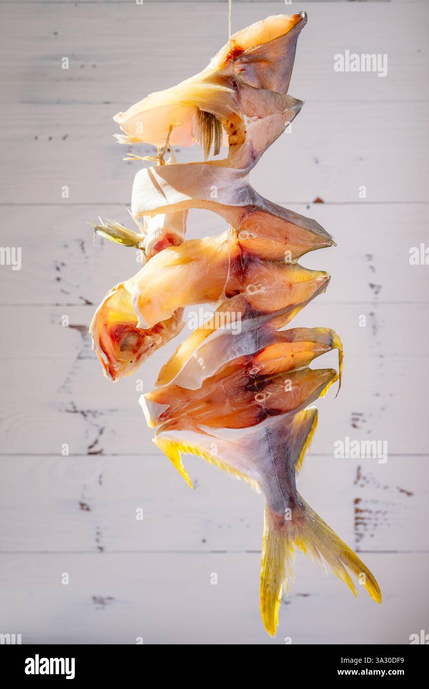 Rohe Fische, getrocknet auf einem Balkon vertikale Komposition Stockfoto