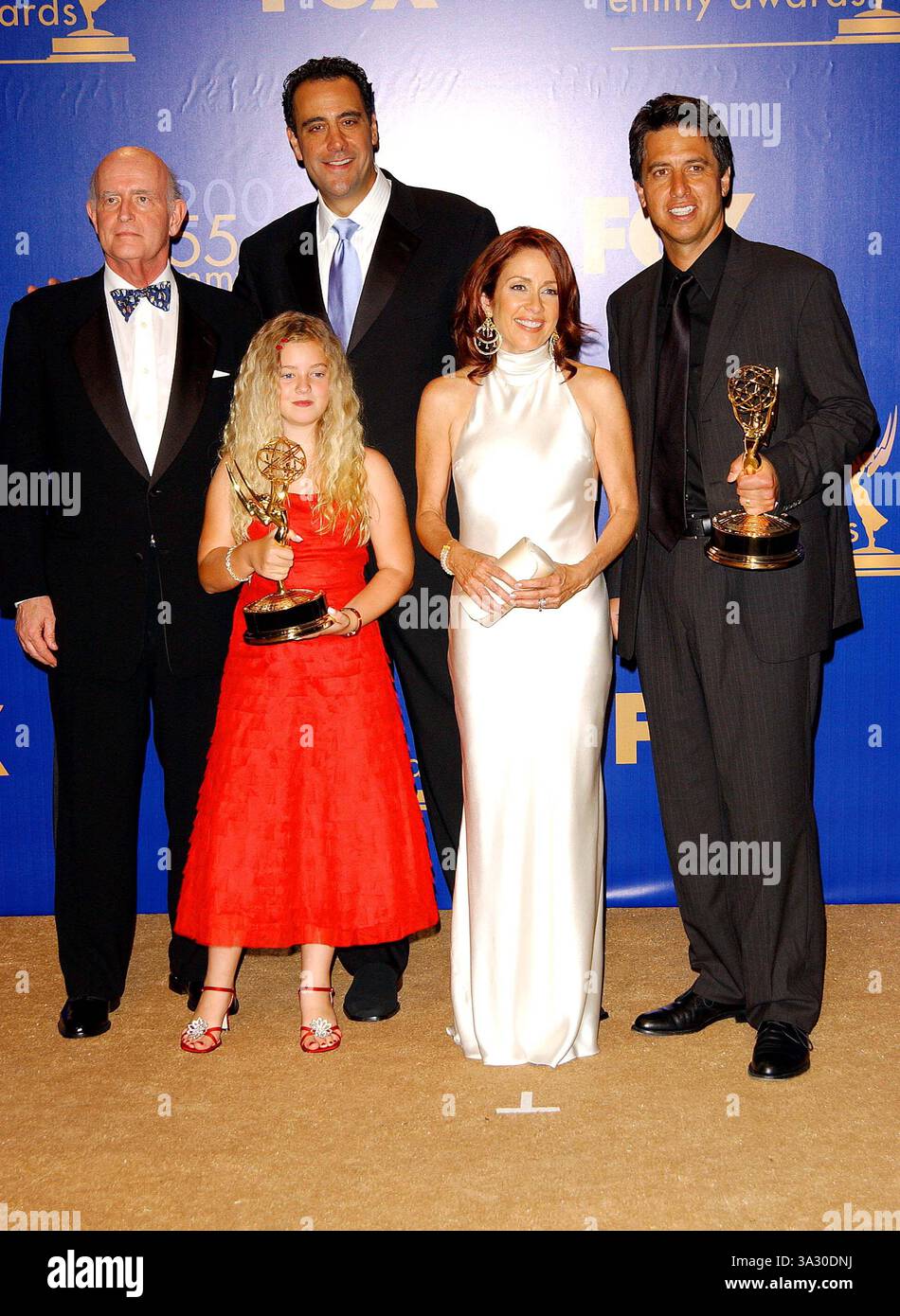 September 2003 - Los Angeles, CA, USA - K32854FB -. DIE 55. JÄHRLICHE PRIMETIME EMMY AWARDS - PRESS - . THE SHRINE THEATRE, LOS ANGELES, CA - .09/21/2003 - . FITZROY BARRETT / 2003 - . MADYLIN SWEETEN, PATRICA HEATON, RAY ROMANO, PETER BOYLE UND BRAD GARRETT (BESETZUNG VON EVERYBODY LOVES RAYMOND)(BILD: © GLOBE PHOTOS/ZUMAPRESS.COM) Stockfoto
