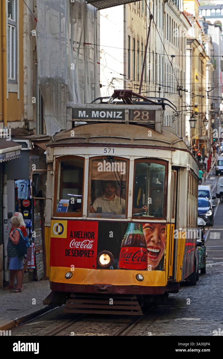 Legendäre Straßenbahn auf der Route 28, Lissabon Stockfoto
