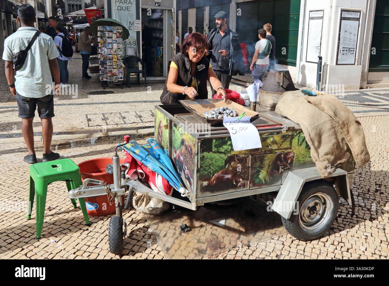 Lady, die heiße Kastanien verkauft, Lissabon Stockfoto