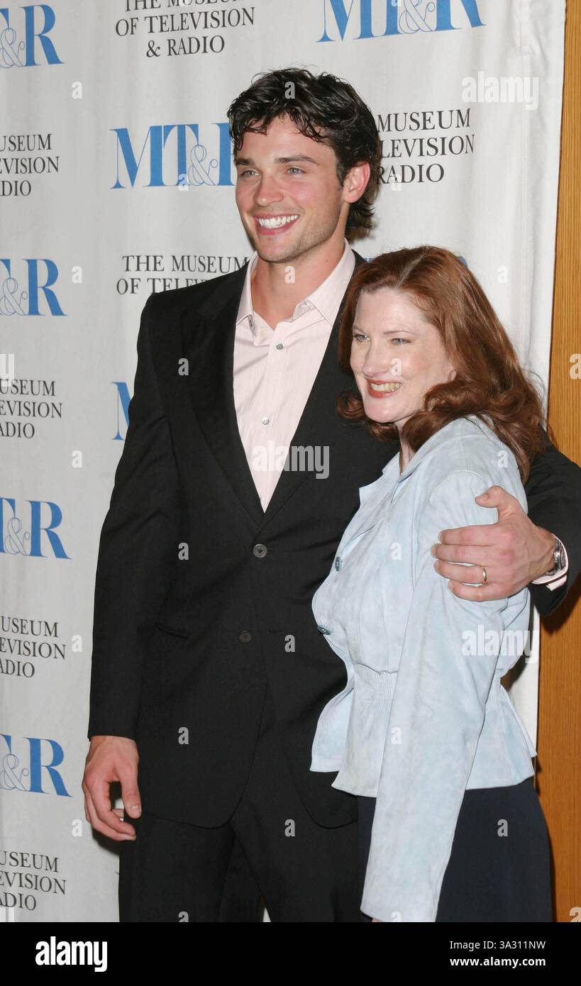 15. MÄRZ 2004 - WEST HOLLYWOOD, KALIFORNIEN, USA - TOM WELLING ('SMALLVILLE') UND CO-STAR ANNETTE O'TOOLE - DAS MUSEUM OF TELEVISION AND RADIO PRÄSENTIERT DAS 21. JÄHRLICHE WILLIAM PALEY TV FESTIVAL -. DGA THEATER, WEST HOLLYWOOD, CA -.03/15/2004 -. NINA PROMMER/ 2004.K35941NP(Bild: © Globe Photos/ZUMAPRESS.com) Stockfoto
