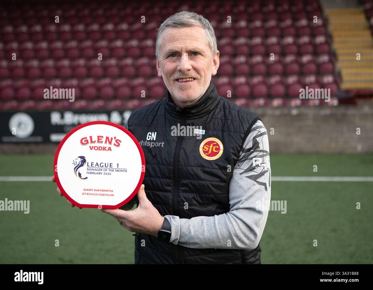 Stenhousemuir, Großbritannien, 13. März 2025 – Stenhousemuir Football Club-Manager Gary Naysmith erhält seinen Glens Vodka League 1 Manager des Monats für Februar 2025 – Credit; Thomas Gorman/Alamy Live News Stockfoto