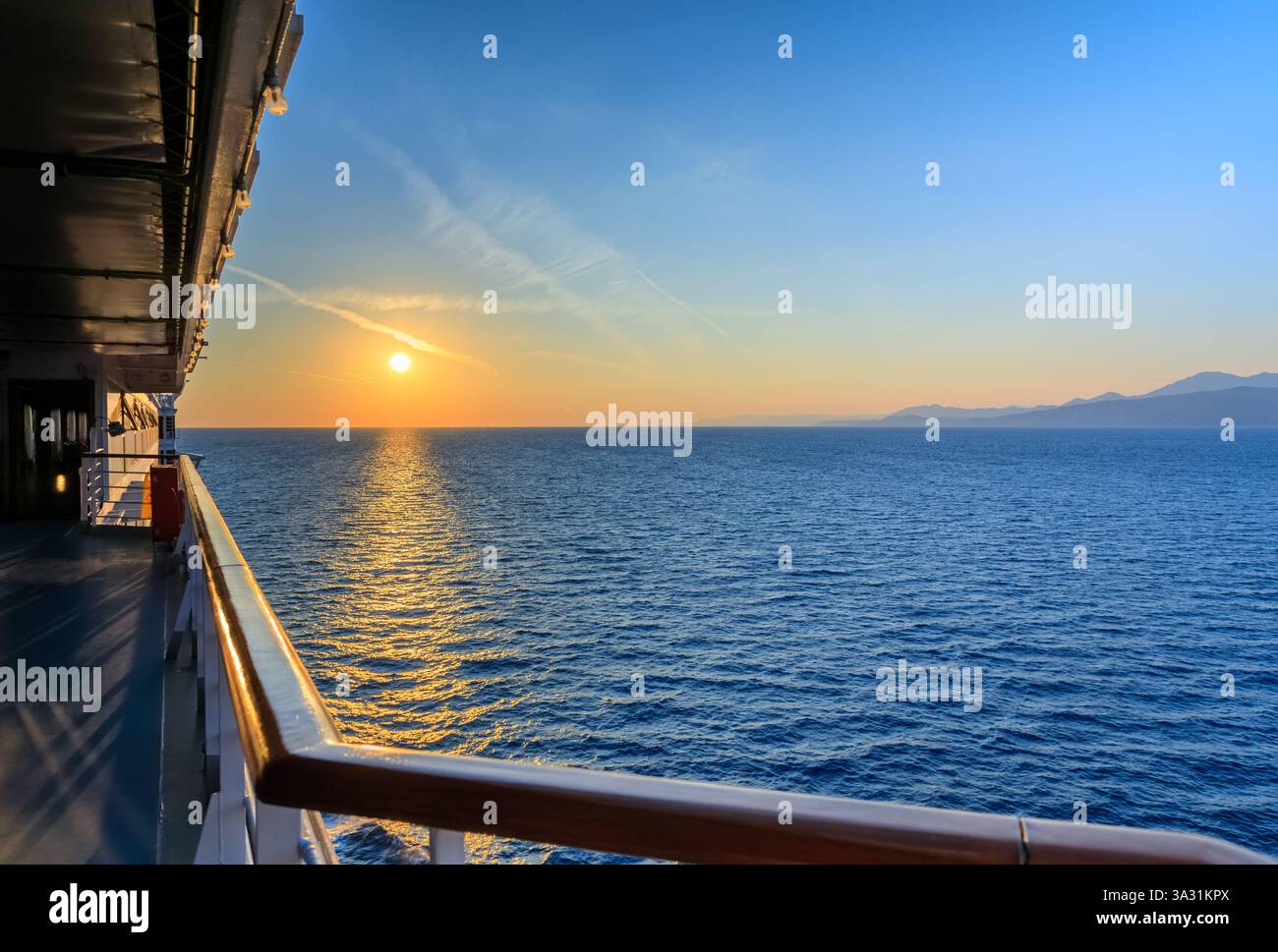 Meereshorizont bei Sonnenuntergang vom Deck des Kreuzfahrtschiffes: Am Horizont die Küste Montenegros. Stockfoto