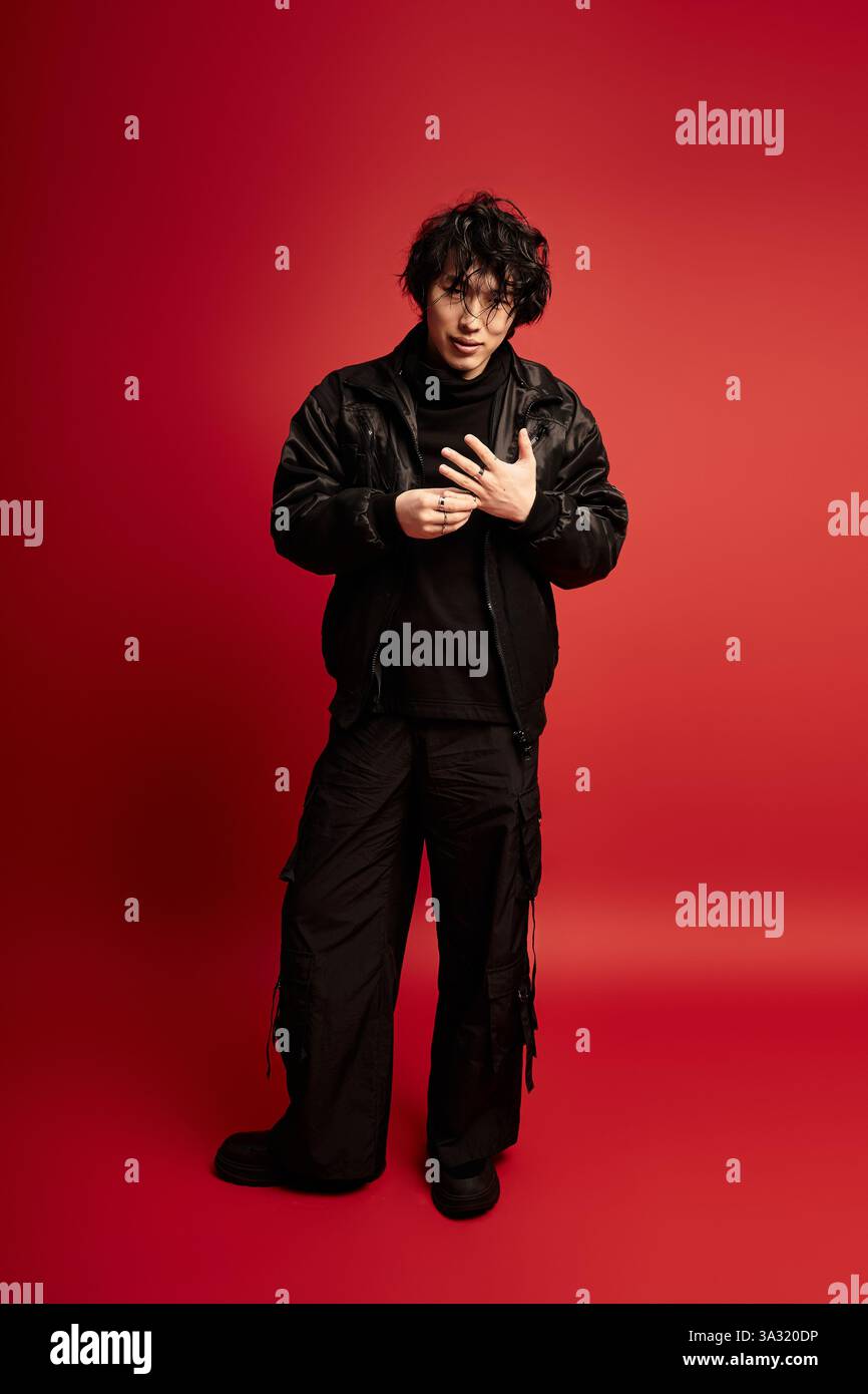 Junger asiatischer Mann schlägt selbstbewusste Pose. Stockfoto