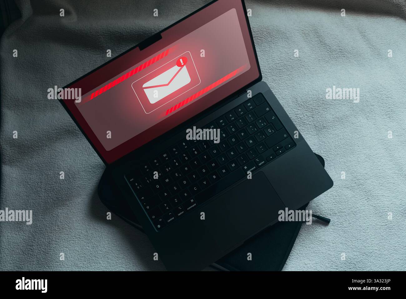 Spam-E-Mail-Konzept auf dem Laptop-Bildschirm. Internetsicherheit. Spam, Junk und E-Marketing. E-Mail-Popup-Warnung. Stockfoto