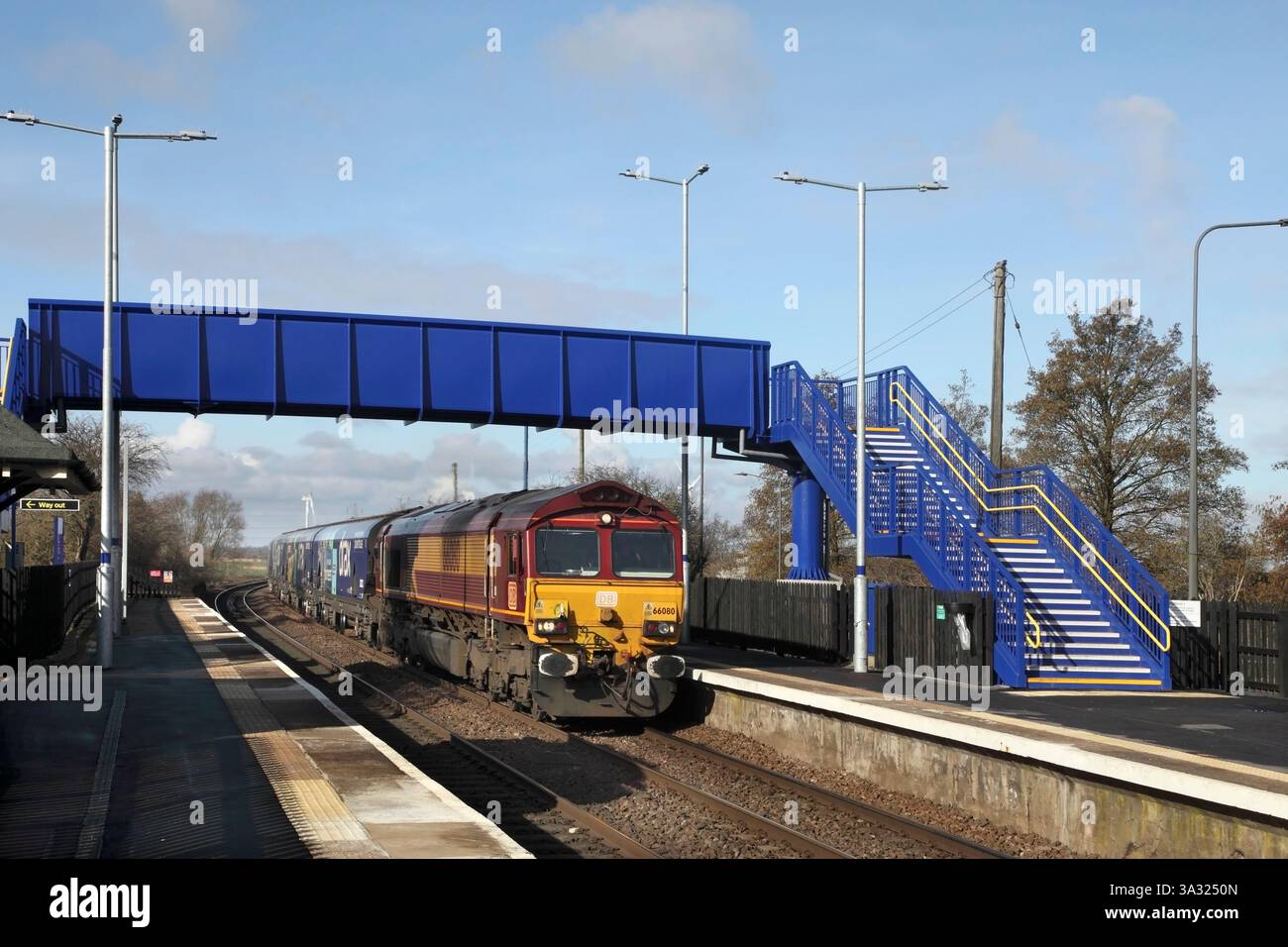 Die DB Cargo Class 66 Lok 66080 passiert den Bahnhof Althorpe mit dem Kraftwerk 4R49 Drax 0815 bis Immingham leerer Biomassezug am 14.03.25. Stockfoto