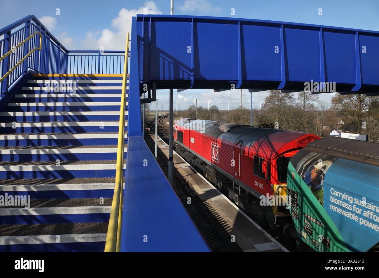 Die DB Cargo Class 66 Lok 66190 passiert am 25.03.2015 den Bahnhof Althorpe mit dem Biomassezug 0815 6H62 Immingham nach Drax Power Station. Stockfoto