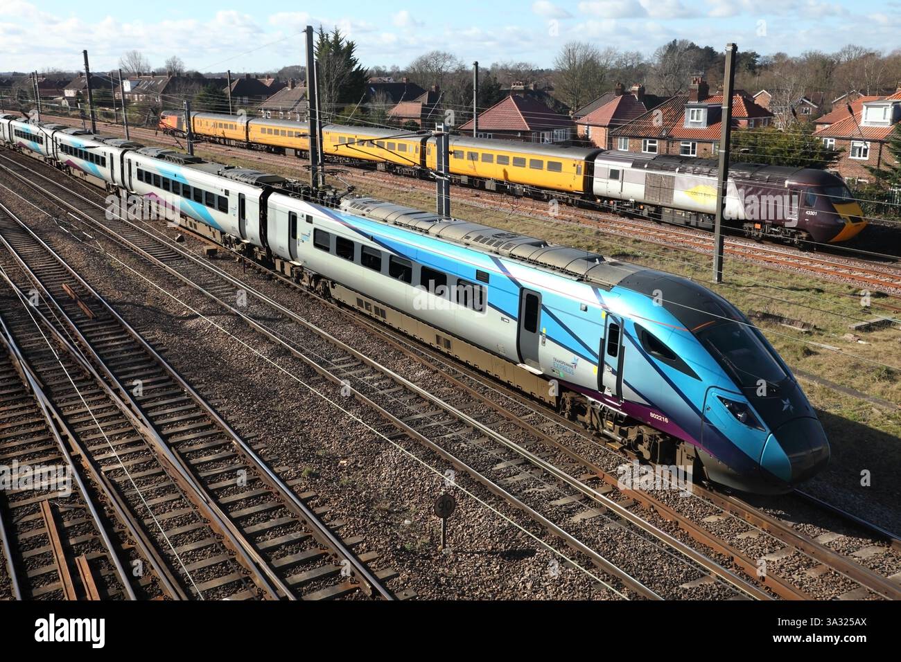 TransPennine Express 'Nova 1' Bimode Class 802 802216 nähert sich York, Großbritannien. Stockfoto