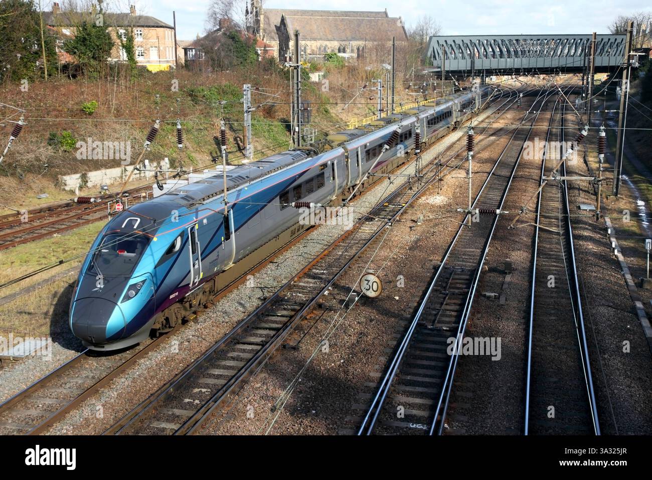 TransPennine Express 'Nova 1' Bimode Class 802 802216 passiert die Holgate Bridge, während sie sich York nähert. Stockfoto