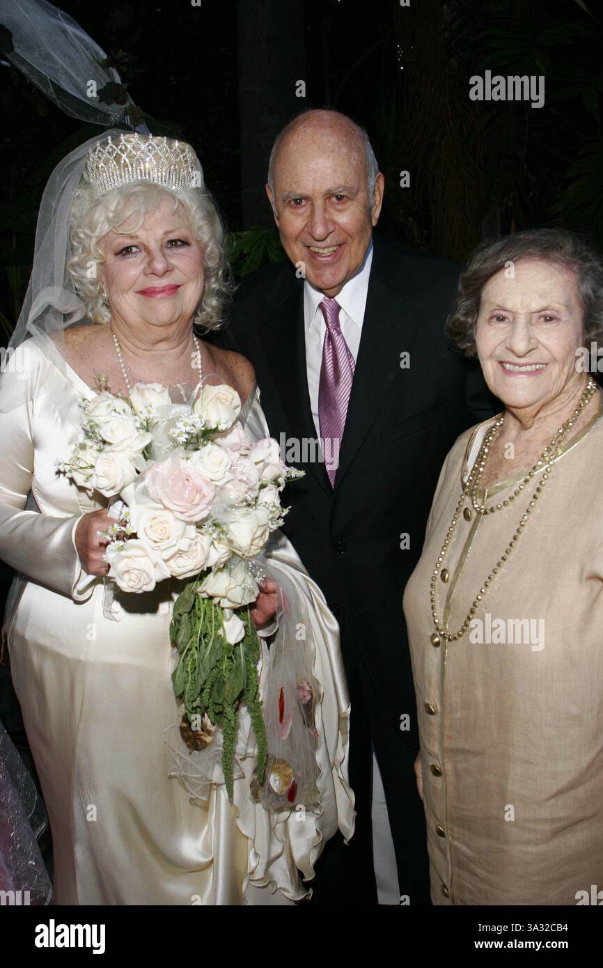 13. AUGUST 2005 – LOS ANGELES, KALIFORNIEN, USA – RENEE TAYLOR MIT CARL UND ESTELLE REINER. RENEE TAYLOR UND JOE BOLOGNA ERNEUERN IHR GELÜBDE NACH 40 JAHREN EHE. IHR ZUHAUSE VERWANDELT SICH IN EINE PARTY MIT ITALIENISCHEM THEMA. PRIVATE RESIDENZ, BEVERLY HILLS, CA - 08-14-2005 -. NINA PROMMER/ 2004.K44288NP(Bild: © Globe Photos/ZUMAPRESS.com) Stockfoto