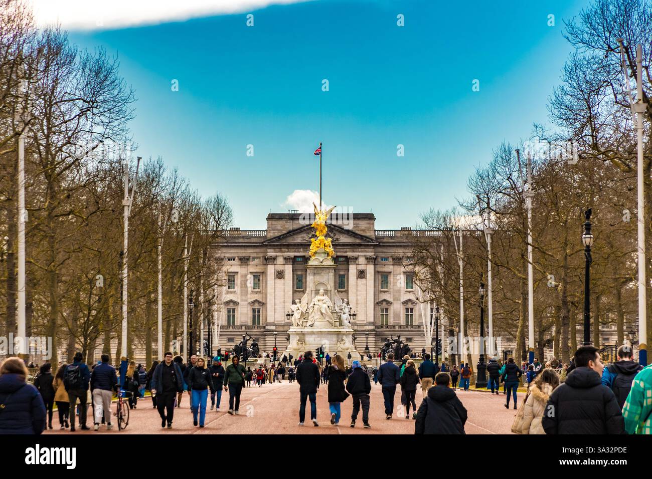 Tolle Nahaufnahme der Leute, die in Richtung des berühmten Victoria Memorial und Buckingham Palace auf der zeremonielle Route und Straße namens The Mall laufen... Stockfoto