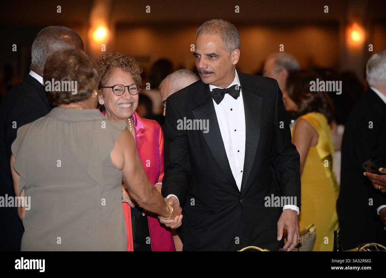 Mai 2014 - Washington, District of Columbia, Vereinigte Staaten von Amerika - Generalstaatsanwalt Eric Holder nimmt an der jährlichen Gala der White House Correspondents Association im Washington Hilton Hotel am 3. Mai 2014 in Washington, DC Teil. Kredit: Olivier Douliery/Pool über CNP (Kredit-Bild: © Olivier Douliery/CNP/ZUMAPRESS.com) Stockfoto