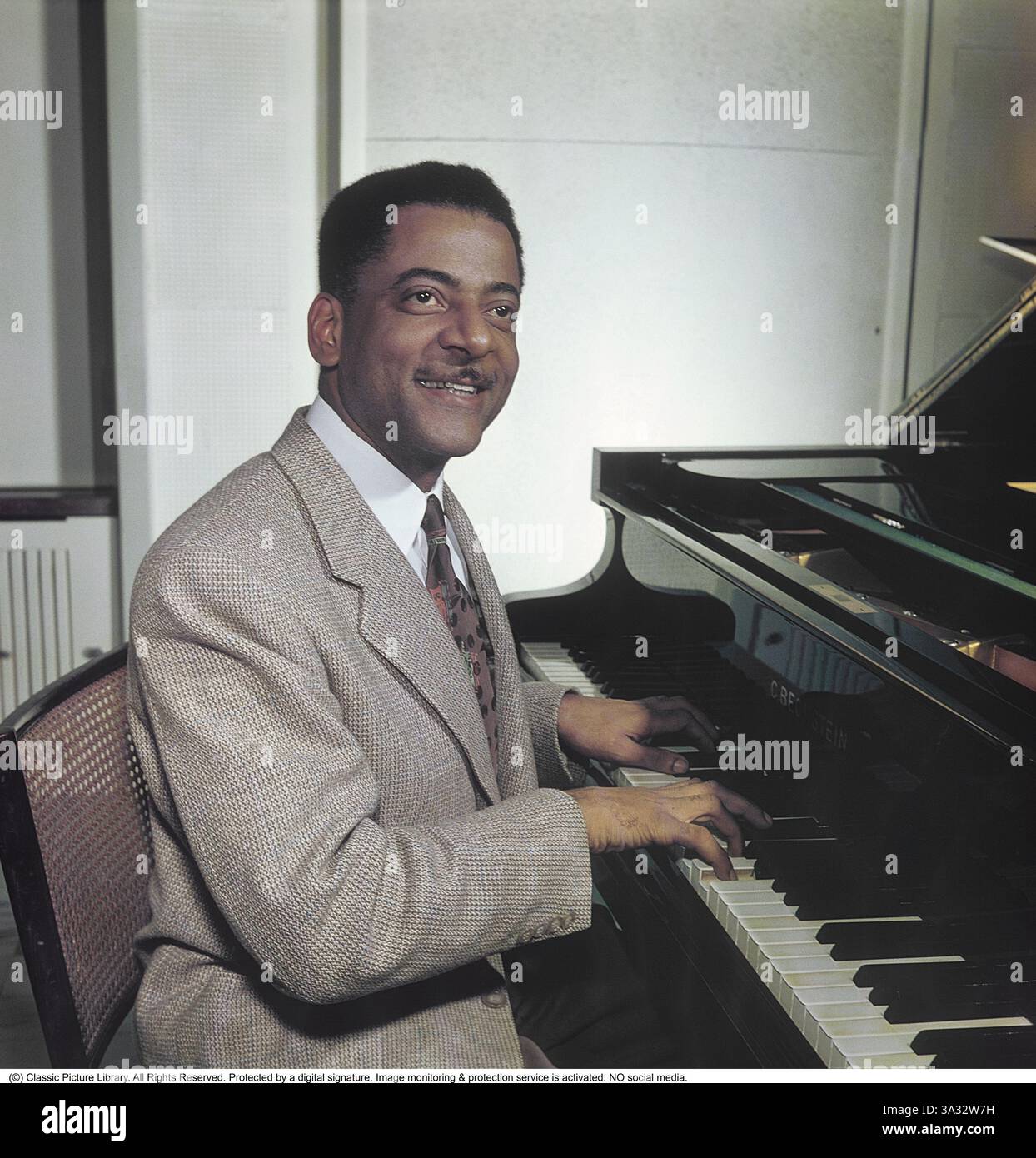 Teddy Wilson. Amerikanischer Jazzpianist. november 1912 bis 31. juli 1986. Der Kritiker Scott Yanow beschrieb ihn als „der definitive Swing Pianist“, Wilsons Klavierstil war sanft, elegant und virtuos. Sein Stil wurde stark von Earl Hines und Art Tatum beeinflusst. Sein Werk wurde auf den Schallplatten vieler der größten Jazz-Namen veröffentlicht, darunter Louis Armstrong, Lena Horne, Benny Goodman, Billie Holiday, und Ella Fitzgerald. Mit Goodman war er einer der ersten schwarzen Musiker, die neben weißen Musikern eine prominente Rolle spielten. Neben seiner umfangreichen Arbeit als Sideman leitete Wilson auch Stockfoto