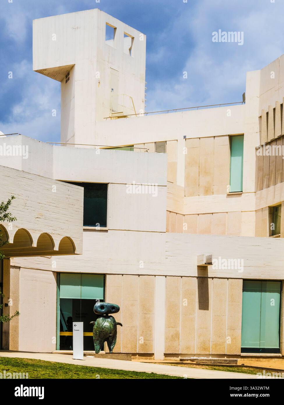 Das Fundació Joan Miró in Barcelona. Das Gebäude wurde von Josep Lluís Sert entworfen und die Bronzestatue ist „Personnage“ (Personage). Stockfoto