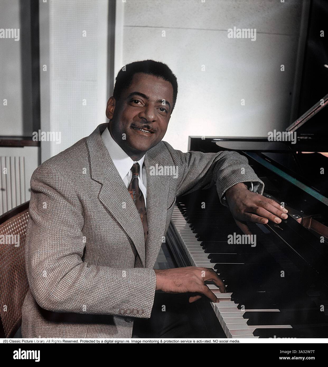 Teddy Wilson. Amerikanischer Jazzpianist. november 1912 bis 31. juli 1986. Der Kritiker Scott Yanow beschrieb ihn als „der definitive Swing Pianist“, Wilsons Klavierstil war sanft, elegant und virtuos. Sein Stil wurde stark von Earl Hines und Art Tatum beeinflusst. Sein Werk wurde auf den Schallplatten vieler der größten Jazz-Namen veröffentlicht, darunter Louis Armstrong, Lena Horne, Benny Goodman, Billie Holiday, und Ella Fitzgerald. Mit Goodman war er einer der ersten schwarzen Musiker, die neben weißen Musikern eine prominente Rolle spielten. Neben seiner umfangreichen Arbeit als Sideman leitete Wilson auch Stockfoto