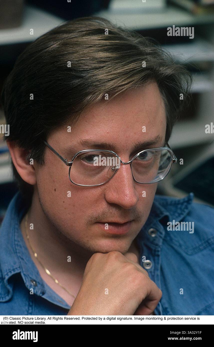 Leif GW Persson (* 12. März 1945) ist ein schwedischer Kriminologe, Schriftsteller und Fernsehkommentator, der international bekannt ist für seine Krimi-Romane, von denen viele in renommierte Fernsehserien und -Filme wie The Story of a Crime und Backstrom adaptiert wurden. Seine Arbeit verbindet oft scharfe soziale Kommentare mit komplizierten Kriminalerzählungen, was ihm einen weltweiten Ruf im skandinavischen Noir-Genre einbrachte. Sein Debüt als Schriftsteller gab er mit dem Buch The Pig Party 1978. Dieses Jahr in seinem Haus. Stockfoto