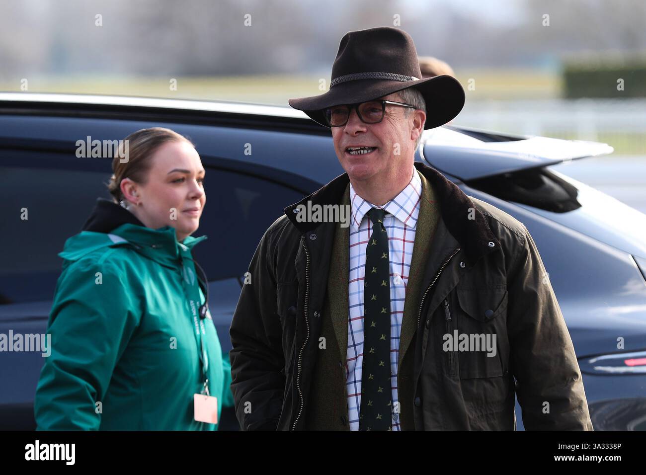 Nigel Farage Mitglied des Parlaments kommt vor dem Cheltenham Festival 2025 Gold Cup Day auf der Cheltenham Racecourse, Cheltenham, Großbritannien, 14. März 2025 (Foto: Gareth Evans/News Images) Stockfoto