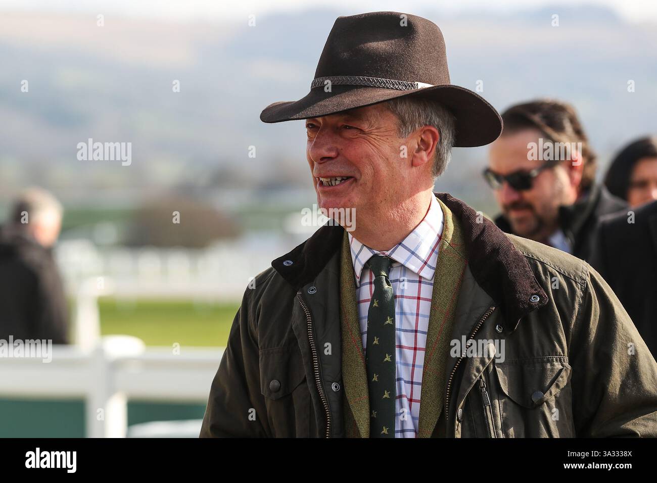 Nigel Farage Mitglied des Parlaments kommt vor dem Cheltenham Festival 2025 Gold Cup Day auf der Cheltenham Racecourse, Cheltenham, Großbritannien, 14. März 2025 (Foto: Gareth Evans/News Images) Stockfoto