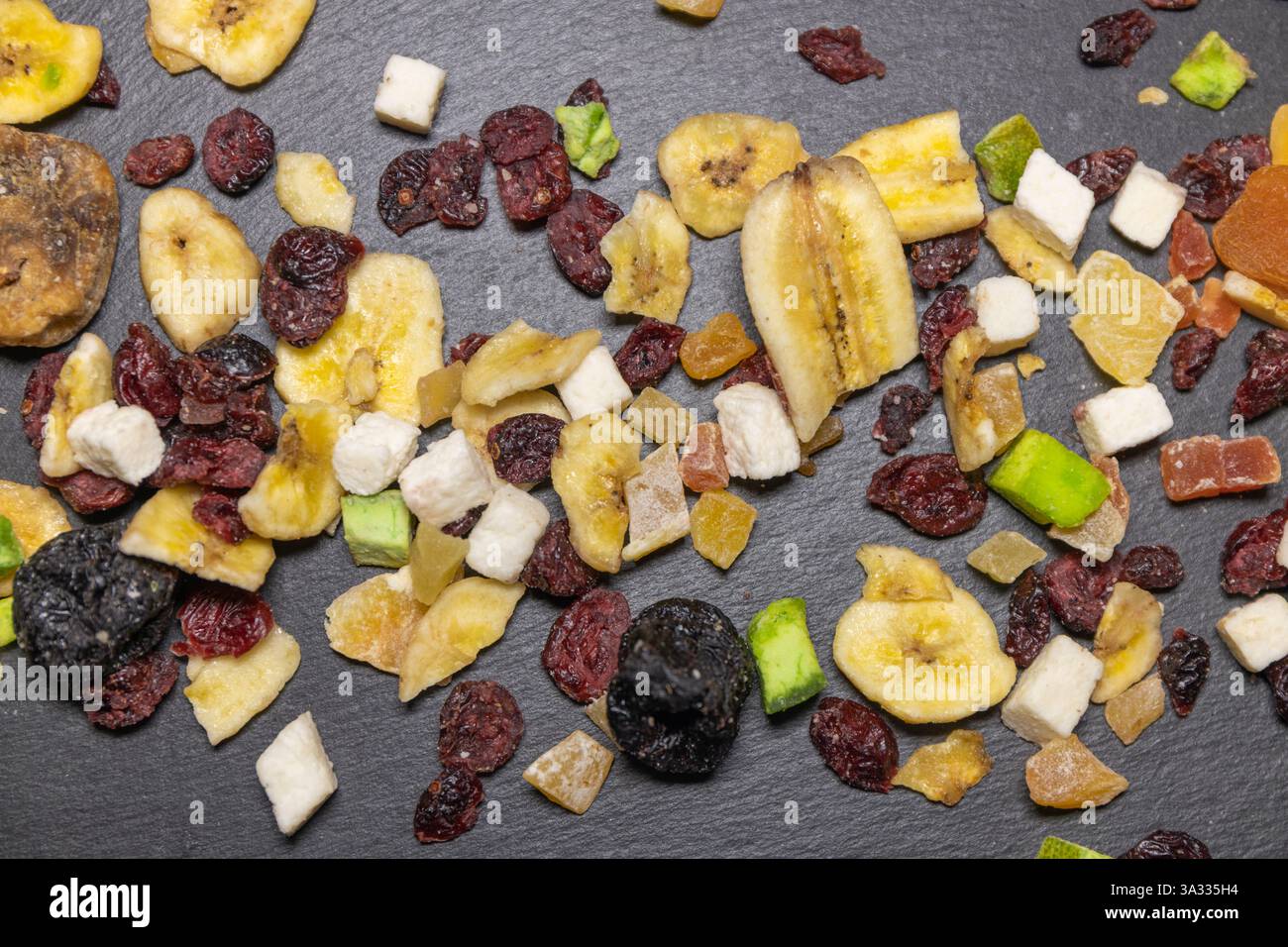 Getrocknete süße Früchte, getrocknete Banane, Avocado, Feigen, Heidelbeere, Kokos, Passionsfrucht Stockfoto