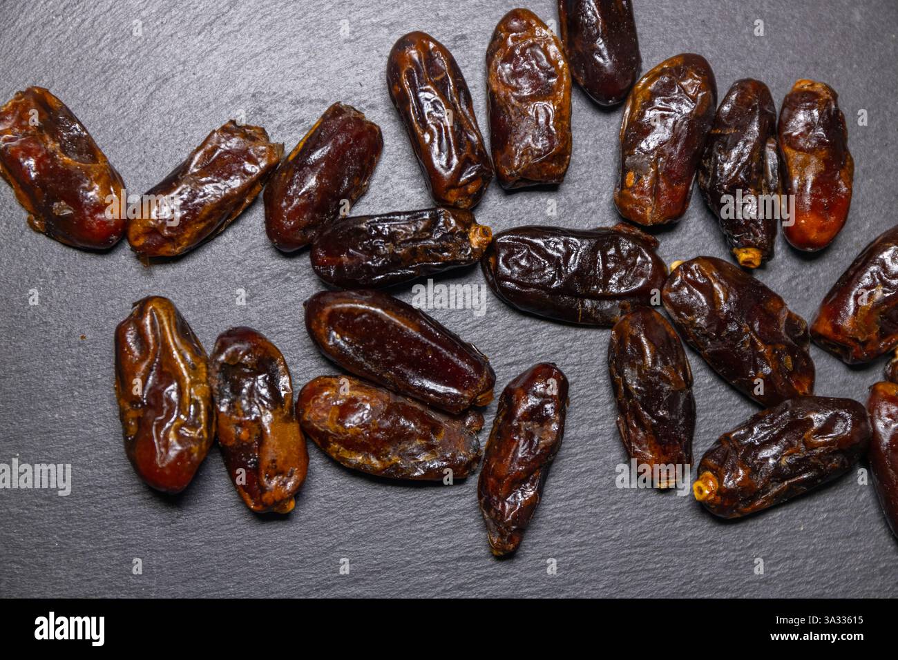 Dunkel getrocknete Datteln aus dem Iran. Süße getrocknete Früchte Stockfoto