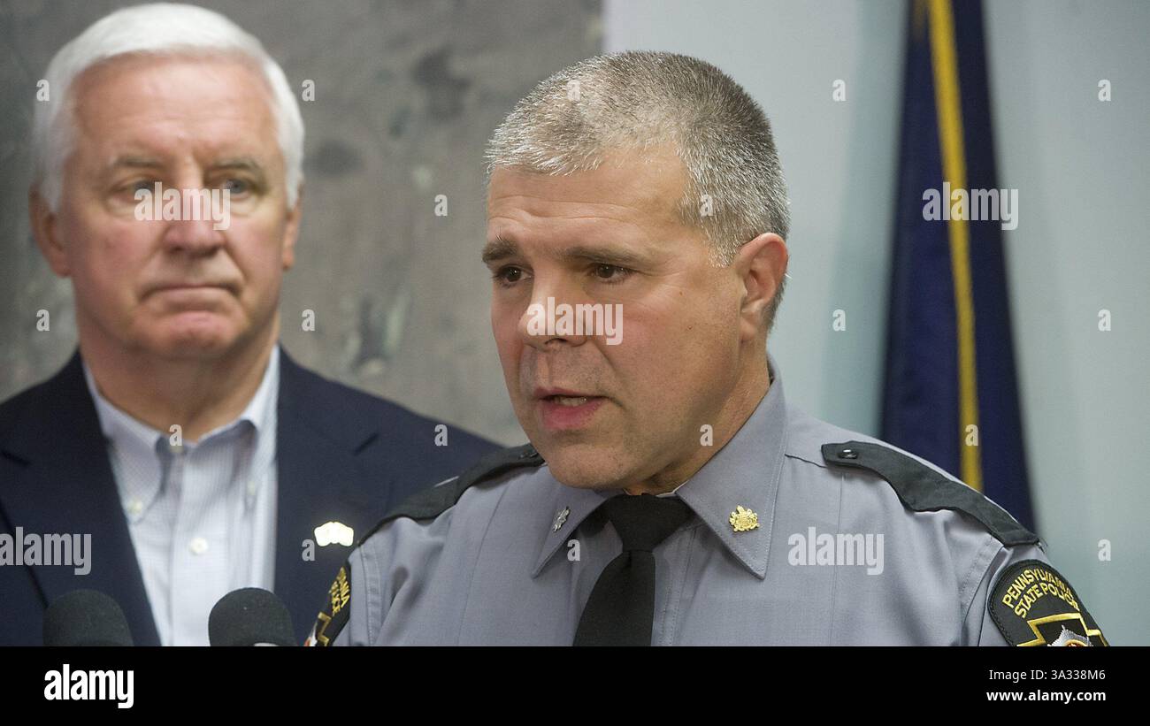 22. September 2014 - Blooming Grove Township, PA, USA - Gouverneur von Pennsylvania Tom Corbett, links, hört zu, wie Oberst der State Police George Bivens über den Status der Fahndung des Angeklagten Mörders Eric Frein spricht, während einer Pressekonferenz im Blooming Grove Township Gemeindegebäude in Butler County, Pa., am Montag, den 22. September 2014. Frein wird bei der Ermordung des Staatspolizisten Bryon Dickson gesucht. (Kreditbild: © Harry Fisher/MCT/ZUMA Wire) Stockfoto