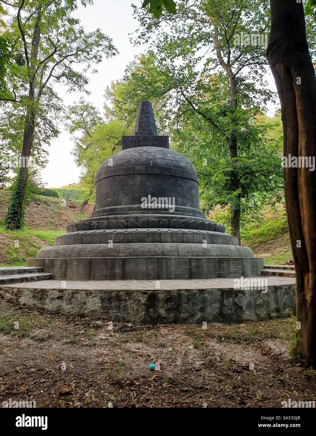 Buddhistische Stupa in einem Park. Kleiner Steintempel auf einem Hügel. Stockfoto