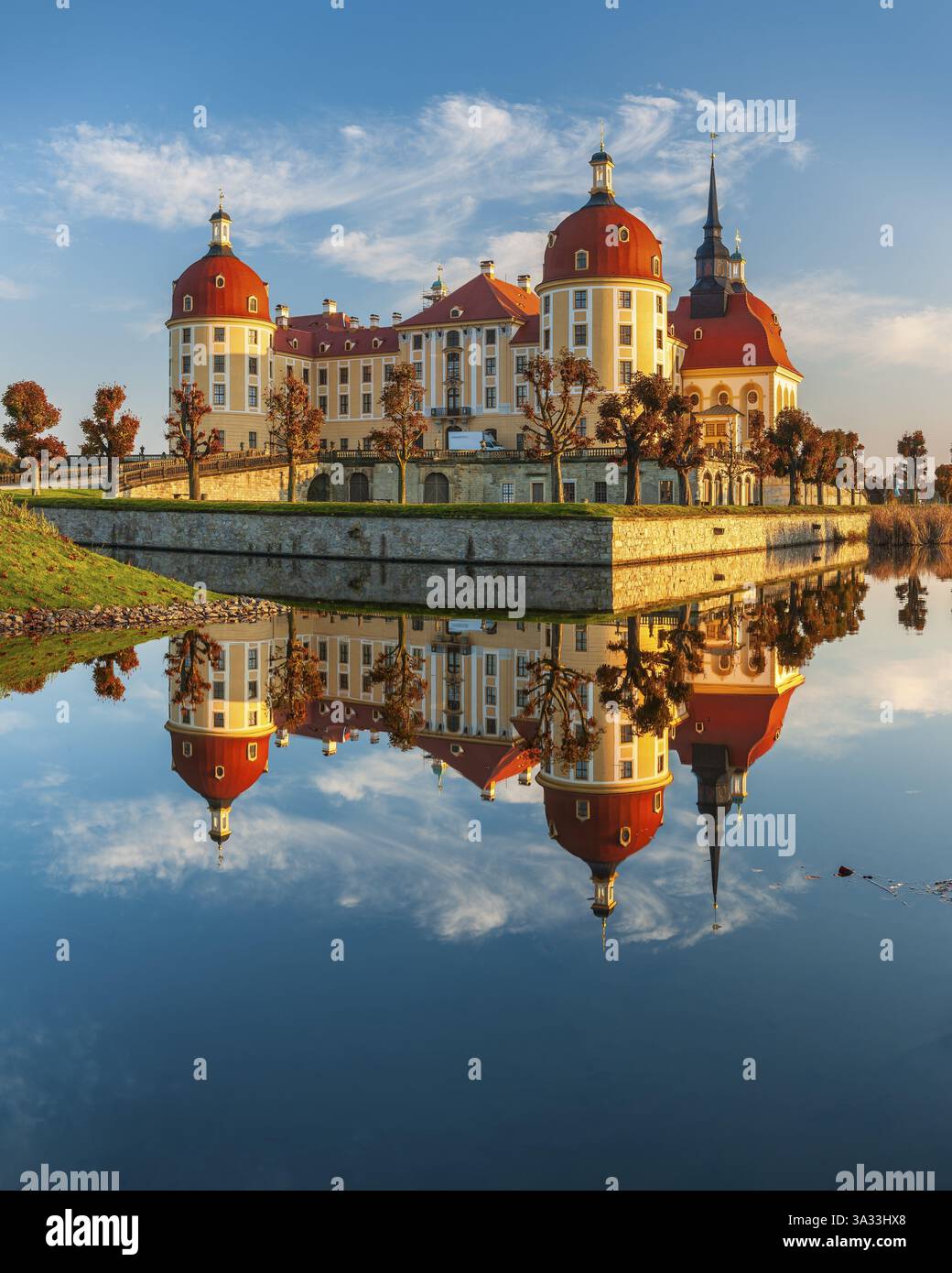 Schloss Moritzburg im Herbst unter blauem Himmel, Reflexion im Burgteich, Jagdschloss Augustus des Starken, Wasserspiegelung im See, Morni Stockfoto