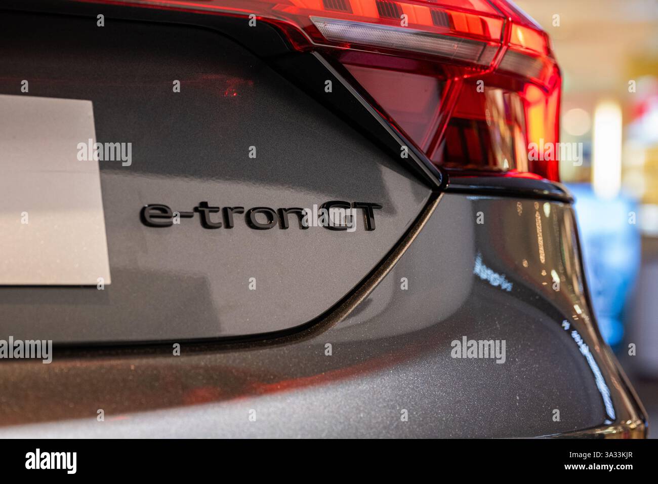 Schriftzug des Audi e-tron GT-Logos auf dem Fahrzeugheck in der Nähe der Rückleuchten. Nahaufnahme, keine Leute. Stockfoto