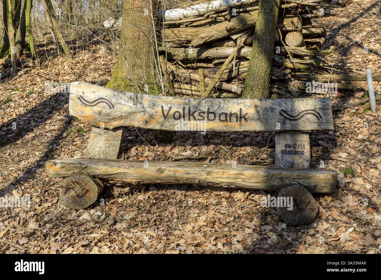 Bank mit der Inschrift Volksbank in einem Wald bei Thanhof, Landkreis Zwickau, Sachsen, Deutschland, Europa Stockfoto