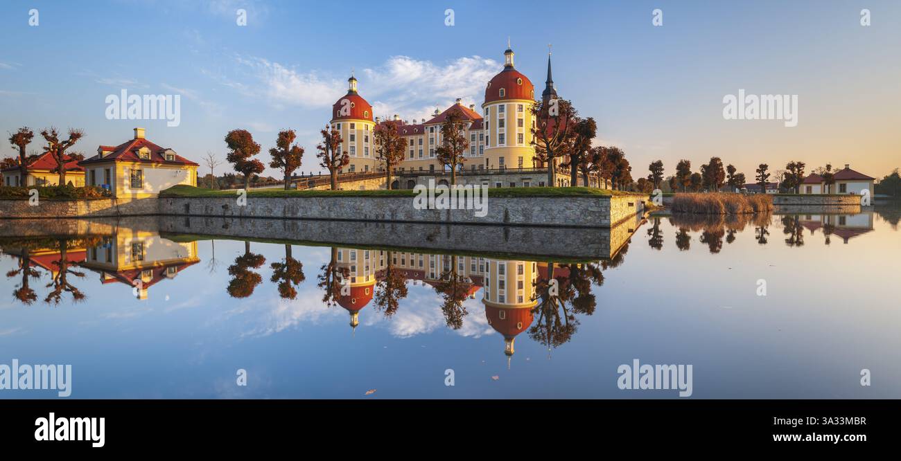 Schloss Moritzburg im Herbst unter blauem Himmel, Reflexion im Burgteich, Jagdschloss Augustus des Starken, Wasserspiegelung im See, Morni Stockfoto