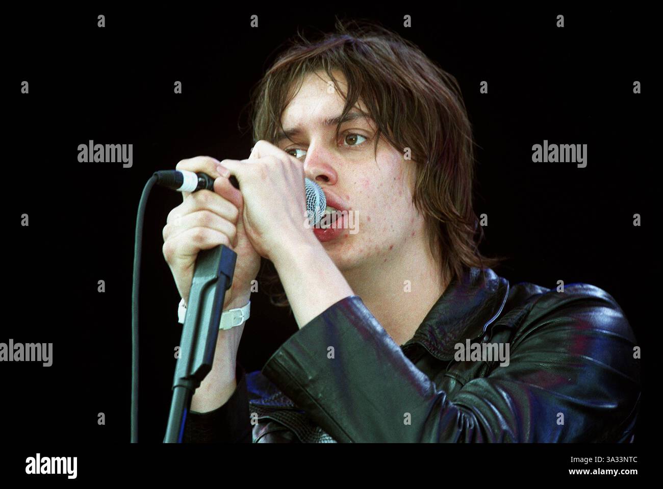 7. Juli 2001: Scarborough, North Yorkshire, England: JULIAN CASABLANCAS. LEADSÄNGER ''THE STROKES''..KINROSS, SCHOTTLAND.07.07.2001.BP16F30C.CREDIT:(Credit Image: © Globe Photos/ZUMAPRESS.com) Stockfoto