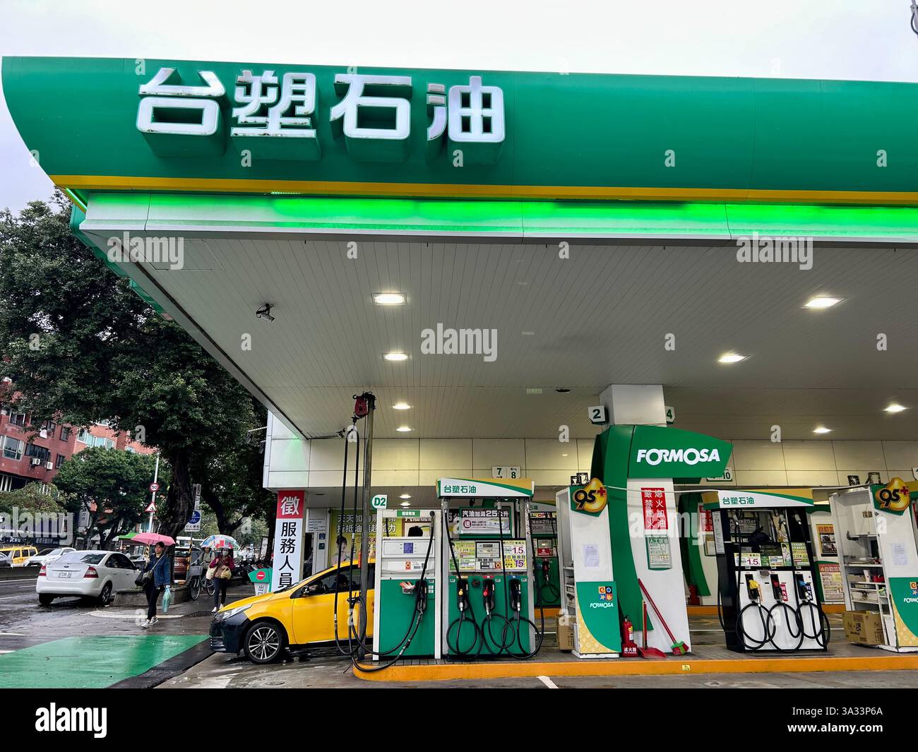 Taipei, Taiwan, Taiwanese Energy Company, Tankstelle, CPC, (Chinese Petroleum Corporation) Tankstelle, Schild, Straße, (Fulin) - Smartphone-aufgenommenes Stockfoto