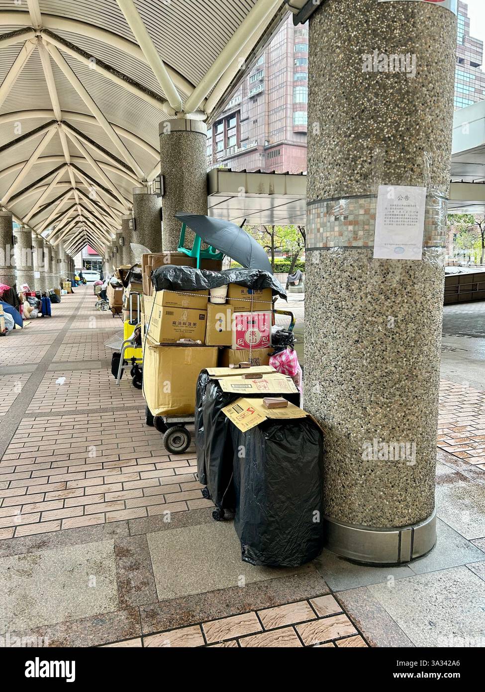 Taipeh, Taiwan, Szenen des Hauptbahnhofs, Obdachlose, mit Taschen, Camping vor dem Terminal, die Ausschlusskrise Stockfoto