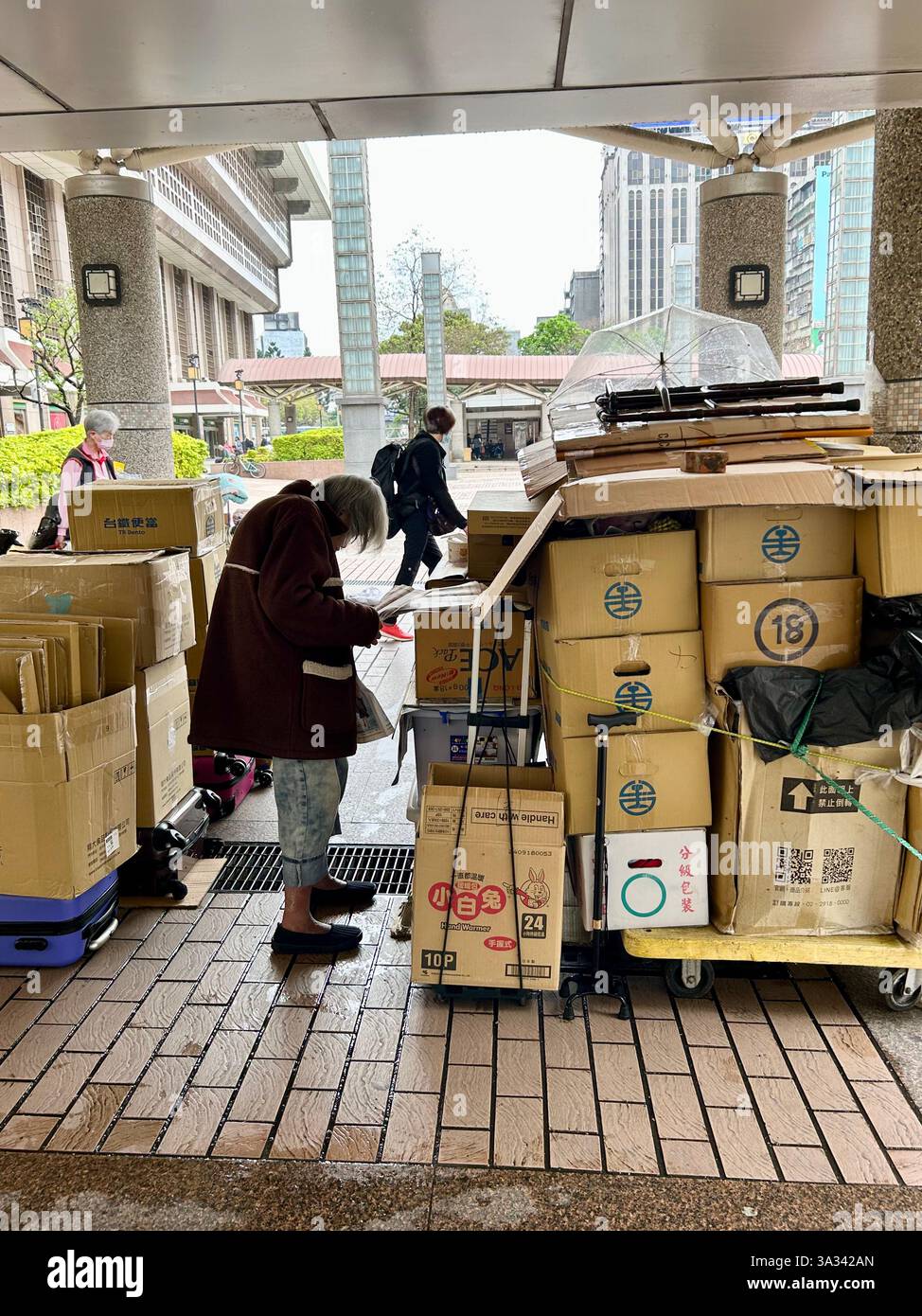 Taipeh, Taiwan, Szenen des Hauptbahnhofs, Obdachlose mit Kästen draußen, Straße, städtische Armut, die Ausgrenzungskrise Stockfoto