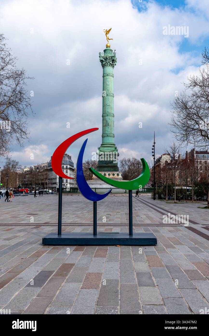 Das paralympische Logo mit der Julisäule auf dem Place de la Bastille im Hintergrund. Paris Paralympic Sommerspiele 2024 Stockfoto