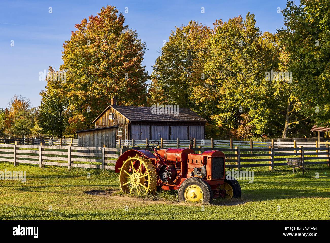 Roter Vintage-Traktor im Bronte Provicial Park Nature Center. Ländlicher Tourismus. Provinzparks von Ontario Stockfoto