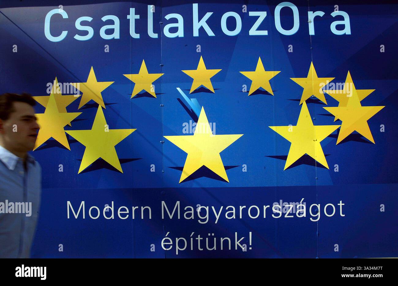 2. April 2004; Budapest, UNGARN; Eine Uhr vor dem nationalparlament zählt die Tage, Stunden, Minuten und Sekunden herunter, die noch bis zum Beitritt Ungarns und neun anderer, überwiegend ehemaliger sowjetischer Blockstaaten der Europäischen Union verbleiben. Auf dem Schild steht: "Countdown Clock, Building a modern Hungary." Ungarn feiern am 1. Mai 2004 den bevorstehenden Attentat ihres Landes an die Europäische Union. Am 1. Mai werden zehn neue Länder der EU beitreten, was insgesamt 25, 19 mehr macht als die sechs Länder vor 50 Jahren. Die EU wird mit 74 Mio. n der größte Handelsblock der Welt sein Stockfoto