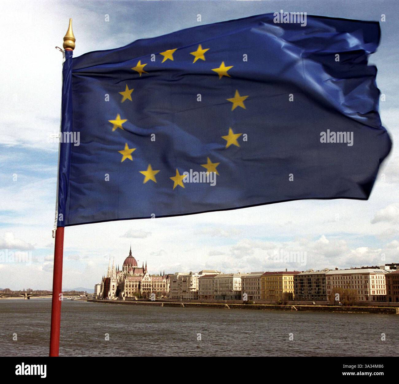 April 2004; Kecskemet, UNGARN; Ungarn feiert am 1. Mai 2004 die bevorstehende Ermordung ihres Landes vor der Europäischen Union. Am 1. Mai werden zehn neue Länder der EU beitreten, was insgesamt 25, 19 mehr macht als die sechs Länder vor 50 Jahren. Die EU wird mit 74 Millionen neuen Bürgern der größte Handelsblock der Welt sein, 455 was die Bevölkerung betrifft. Stockfoto