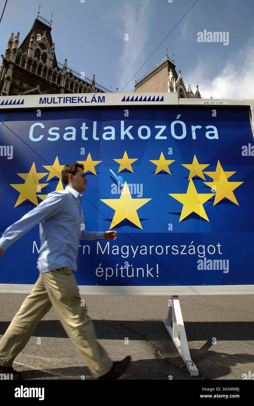 2. April 2004; Budapest, UNGARN; Eine Uhr vor dem nationalparlament zählt die Tage, Stunden, Minuten und Sekunden herunter, die noch bis zum Beitritt Ungarns und neun anderer, überwiegend ehemaliger sowjetischer Blockstaaten der Europäischen Union verbleiben. Auf dem Schild steht: "Countdown Clock, Building a modern Hungary." Ungarn feiern am 1. Mai 2004 den bevorstehenden Attentat ihres Landes an die Europäische Union. Am 1. Mai werden zehn neue Länder der EU beitreten, was insgesamt 25, 19 mehr macht als die sechs Länder vor 50 Jahren. Die EU wird mit 74 Mio. n der größte Handelsblock der Welt sein Stockfoto
