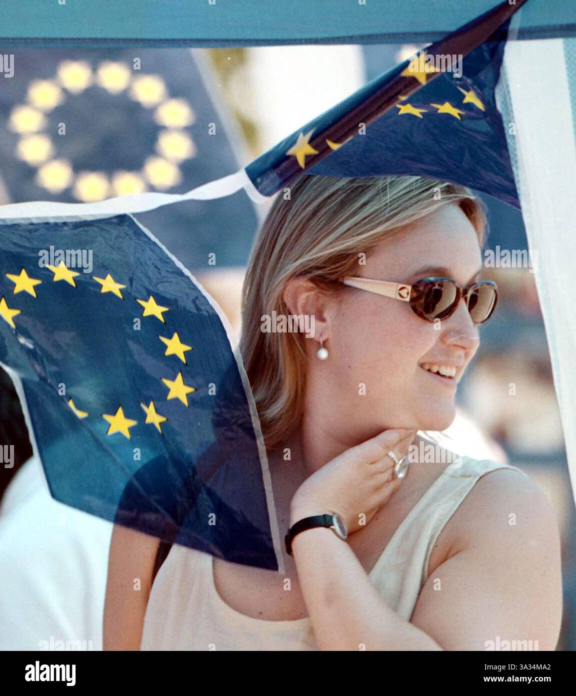 April 2004; Kecskemet, UNGARN; Ungarn feiert am 1. Mai 2004 die bevorstehende Ermordung ihres Landes vor der Europäischen Union. Am 1. Mai werden zehn neue Länder der EU beitreten, was insgesamt 25, 19 mehr macht als die sechs Länder vor 50 Jahren. Die EU wird mit 74 Millionen neuen Bürgern der größte Handelsblock der Welt sein, 455 was die Bevölkerung betrifft. Stockfoto