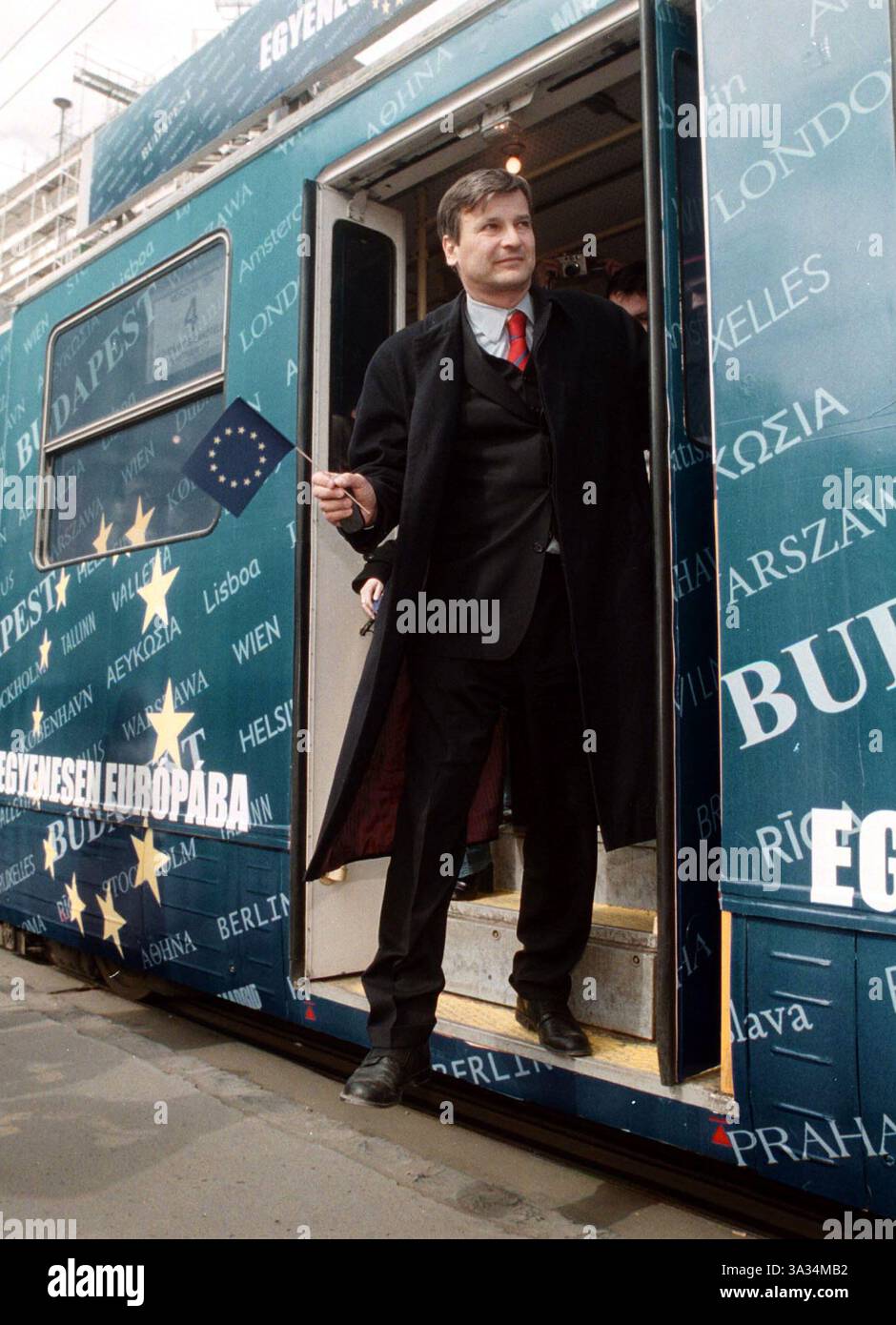 April 2004; Kecskemet, UNGARN; Budapester Bürgermeister Gabor Demszky steigt von einem speziell vorbereiteten Straßenwagen der Europäischen Union. Ungarn feiern am 1. Mai 2004 den bevorstehenden Attentat ihres Landes an die Europäische Union. Am 1. Mai werden zehn neue Länder der EU beitreten, was insgesamt 25, 19 mehr macht als die sechs Länder vor 50 Jahren. Die EU wird mit 74 Millionen neuen Bürgern der größte Handelsblock der Welt sein, 455 was die Bevölkerung betrifft. Stockfoto