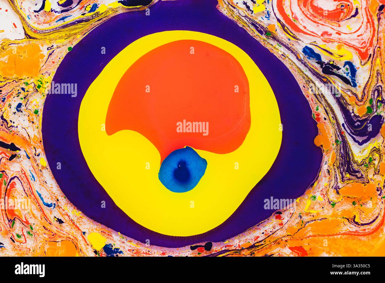 Ein auffälliges, abstraktes Gemälde mit leuchtenden konzentrischen Kreisen in Gelb, Blau, Lila und Orange vor einem dynamischen, mehrfarbigen Marmorhintergrund. Stockfoto
