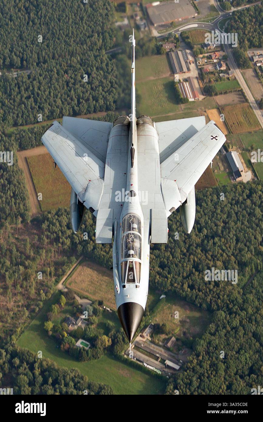 Die deutsche Luftwaffe Panavia Tornado, Luftwaffe, Reg 4607, verfügt über ihre markanten, geschwungenen Flügel, die für Hochgeschwindigkeitsflüge und Manövrierfähigkeit ausgelegt sind. Dieses Flugzeug zeichnet sich in verschiedenen Rollen aus, einschließlich taktischer Bombardierung, Aufklärung und Luftüberlegenheit. Stockfoto