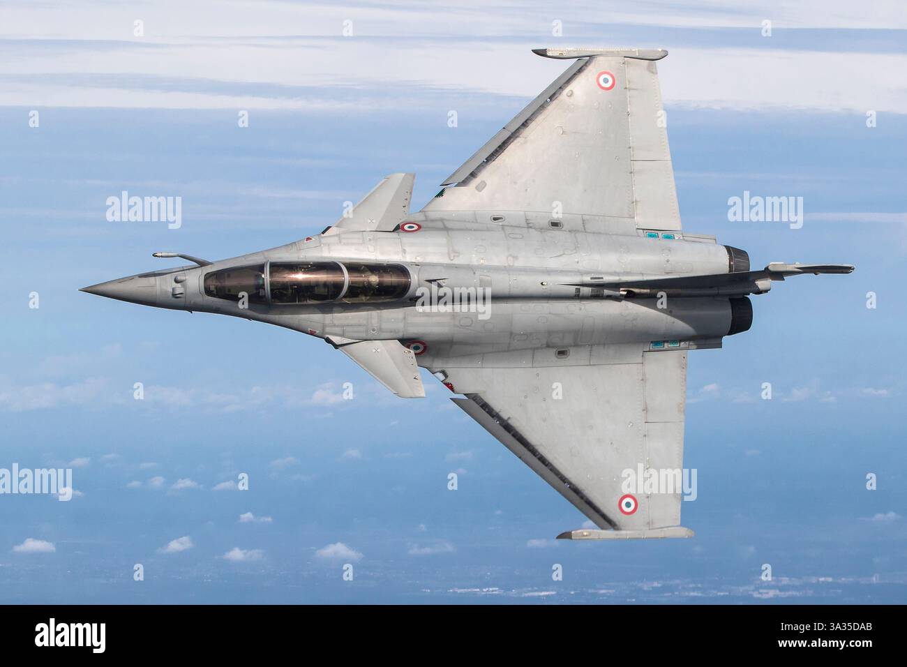 Der Royal Air Force Eurofighter EF-2000 Typhoon FGR4 führt ein Bankmanöver durch und zeigt seine fortschrittliche Aerodynamik und seine Hochleistungsfähigkeiten im militärischen Flugbetrieb. Stockfoto